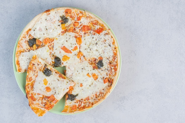Photo gratuite pizza blanche aux quatre fromages avec parmesan fondu.