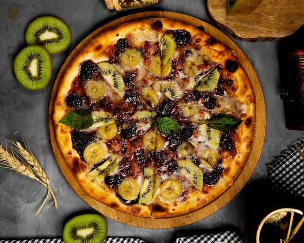 Pizza croustillante à base de kiwi et de banane