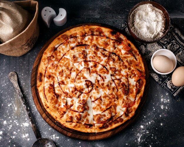 Pizza délicieuse avec du fromage sur la surface claire