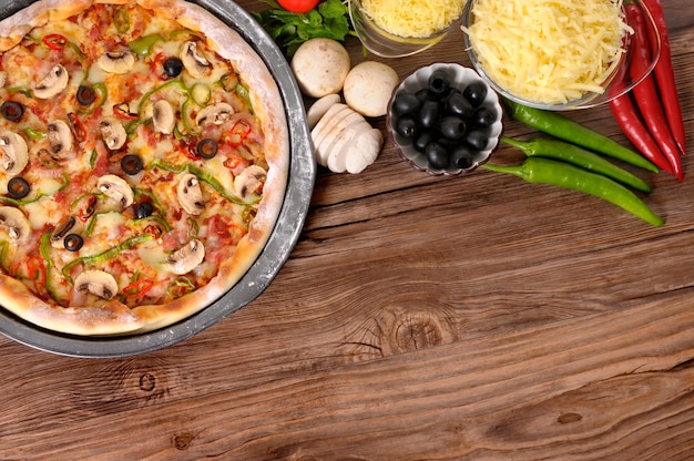 Photo gratuite pizza dessus de la table