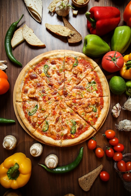 Photo gratuite pizza avec divers ingrédients sur la table