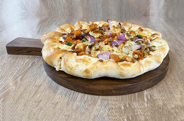 La pizza épicée du Chikcen Tikka sur une table en bois