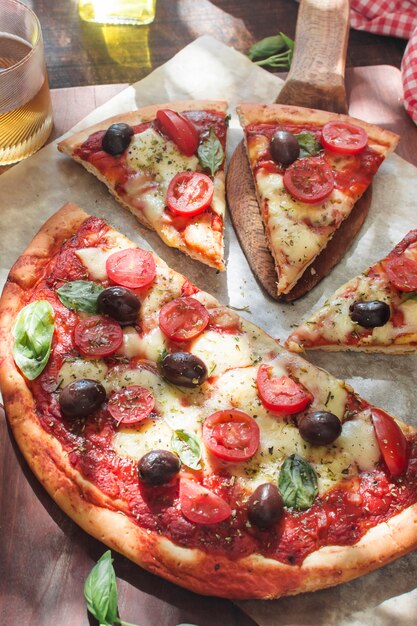 Pizza fraîche aux tomates; fromage et champignons