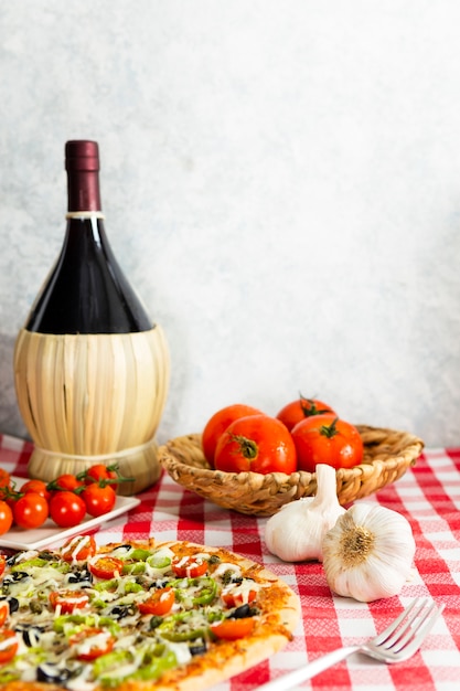 Photo gratuite pizza avec une grande bouteille de vin