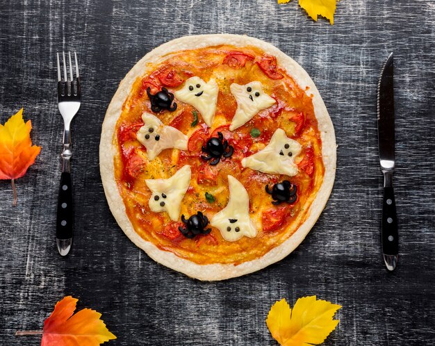 Pizza halloween effrayant avec des couverts