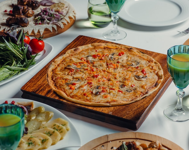 pizza italienne ronde sur la table
