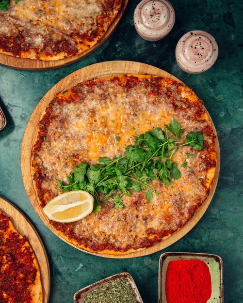 Pizza lahmacun turque à la sauce tomate avec citron et persil.