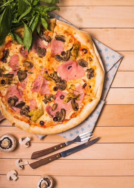 Pizza Maison Aux Champignons Et Aux Champignons Sur Une Planche En Bois Avec Une Fourchette Et Un Couteau