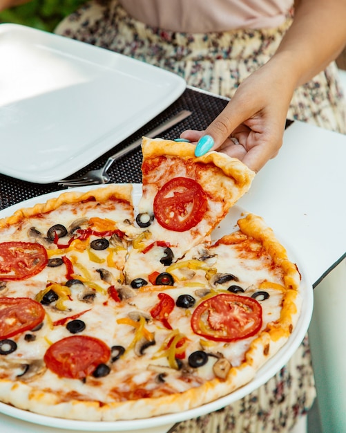 Photo gratuite pizza margherita aux olives