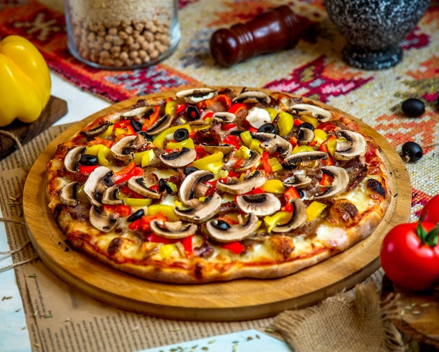 Pizza mixte avec champignons et olives supplémentaires