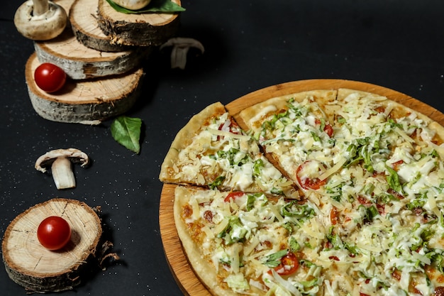 Pizza mixte avec du fromage supplémentaire sur le dessus