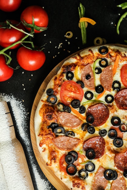 Pizza mixte avec extra olives et pepperoni