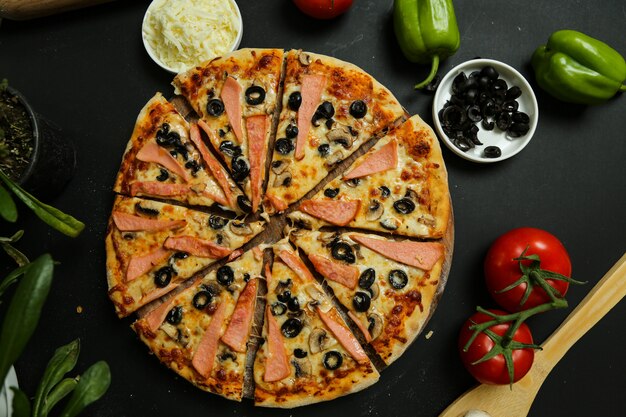 Pizza mixte avec extra olives et saucisses