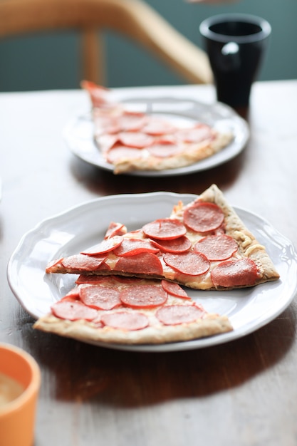 Photo gratuite pizza sur un plat