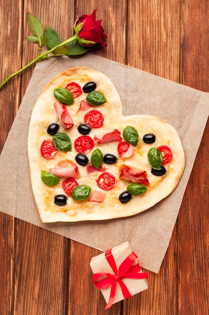 Pizza plate en forme de coeur sur table en bois