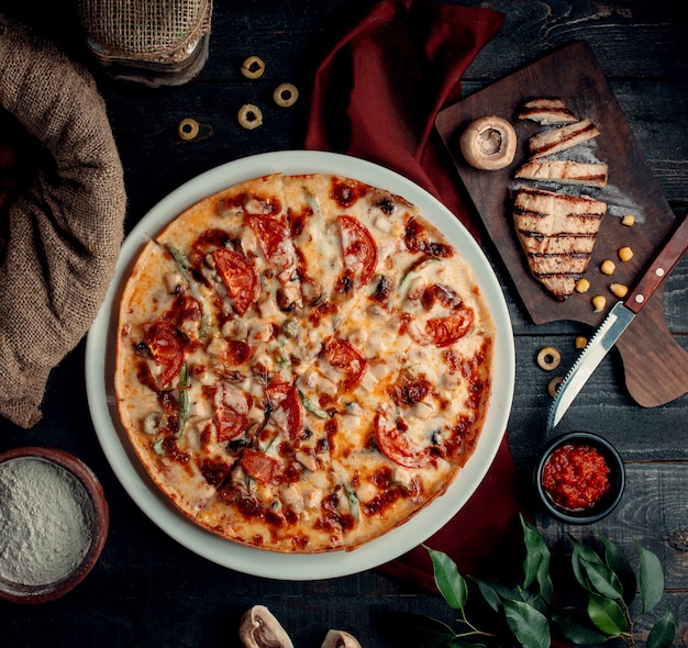 Photo gratuite pizza polo funghi vue de dessus