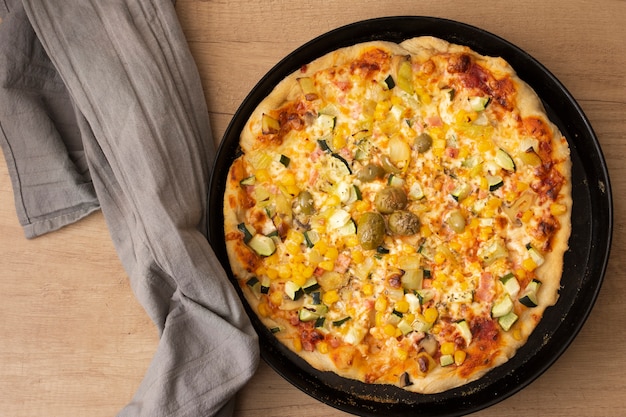 Pizza posée dans une casserole