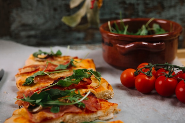 Photo gratuite pizza près de tomates