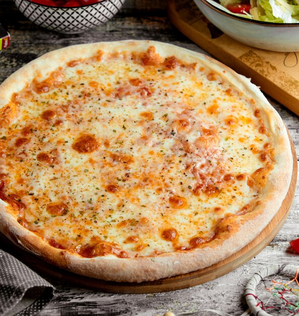 Pizza quatre fromages sur la table