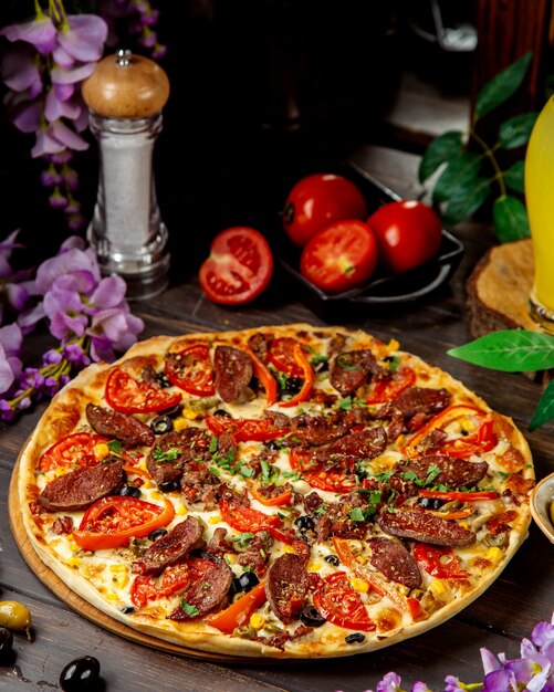 Pizza saucisse aux poivrons tomates et fromage