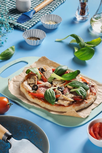 Pizza savoureuse à angle élevé avec des légumes