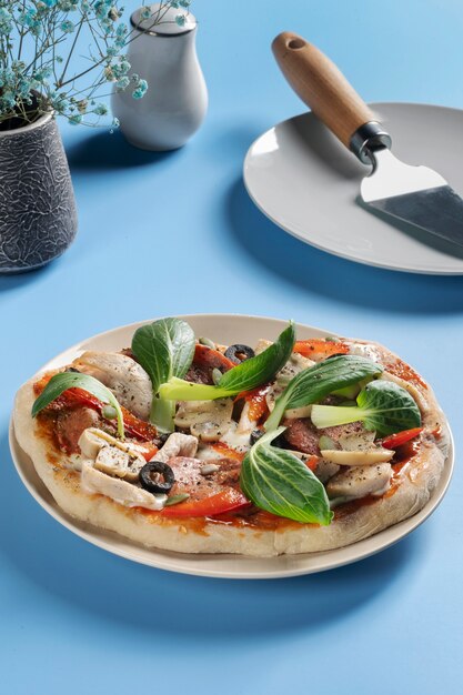 Pizza savoureuse à angle élevé avec des légumes