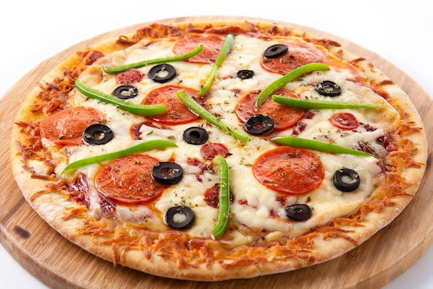 Pizza suprême traditionnelle isolé sur fond blanc