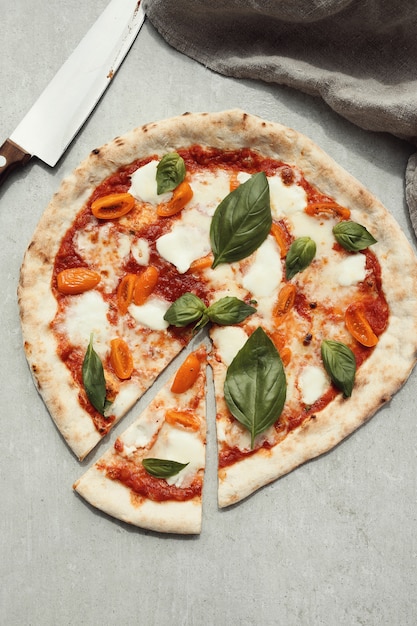 Pizza sur surface grise