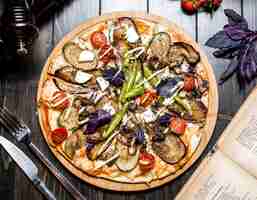 Photo gratuite pizza végétarienne aubergine champignon olives tomate basilic poivre fromage vue de dessus