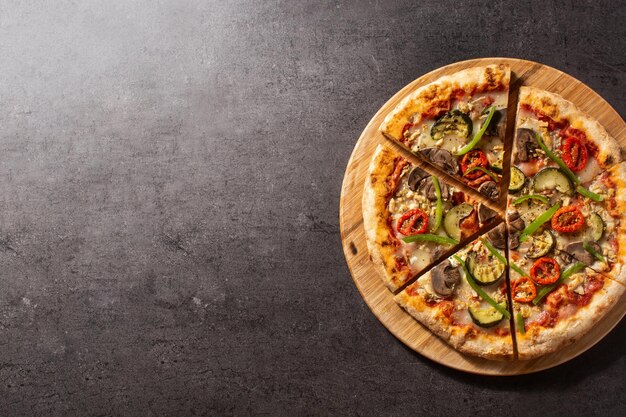 Pizza végétarienne aux courgettes tomates poivrons et champignons