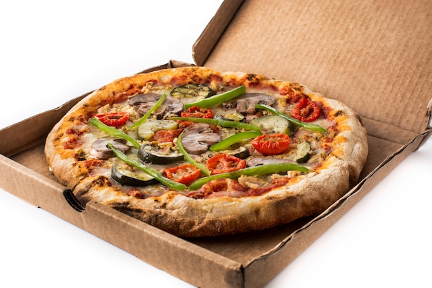 Pizza végétarienne avec des courgettes, des poivrons de tomate et des champignons