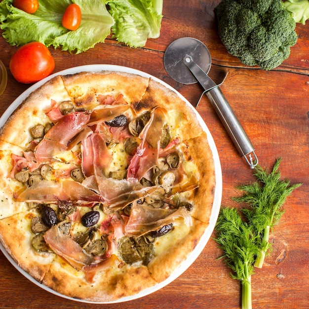 Photo gratuite pizza à la viande assortie avec jamon et olives