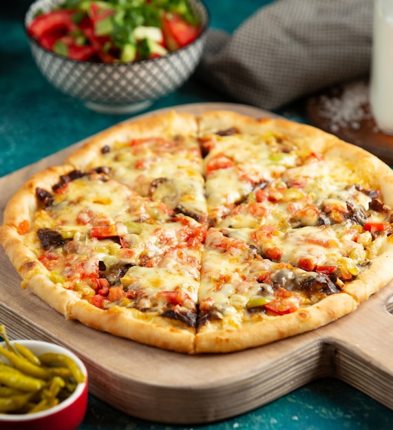 Pizza à la viande avec fromage aux poivrons et tomates
