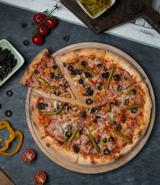 Pizza vue de dessus mélange d'ingrédients coupés en tranches.