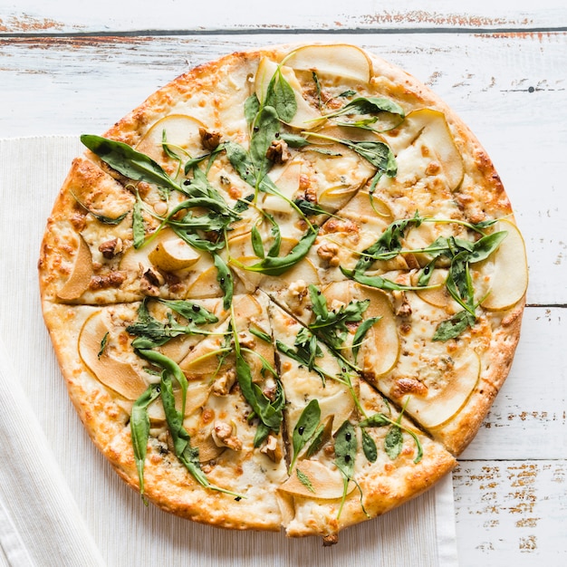 Pizza vue de dessus sur une table blanche