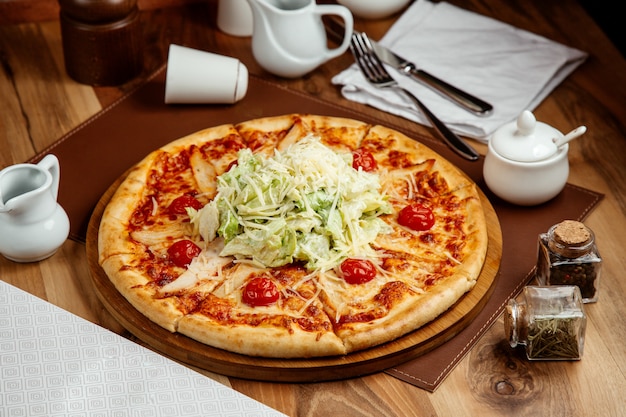 Pizzas César avec poulet grillé, tomates parmesan, treillis et fromage