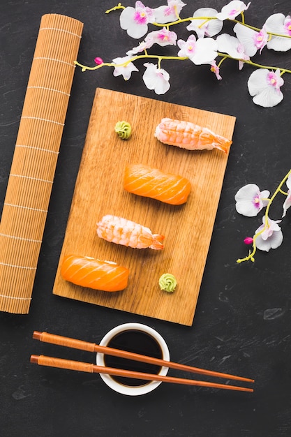 Placage de sushi et fleur de sakura
