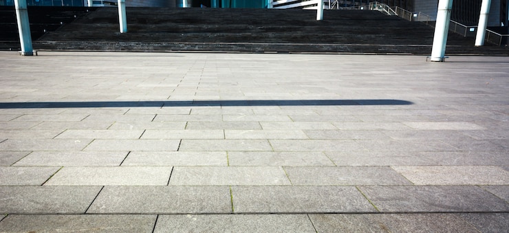 Photo gratuit place publique avec chemin de fer vide en centre-ville