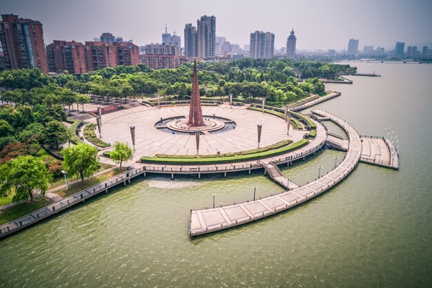 Place vide et lac dans le parc de la ville