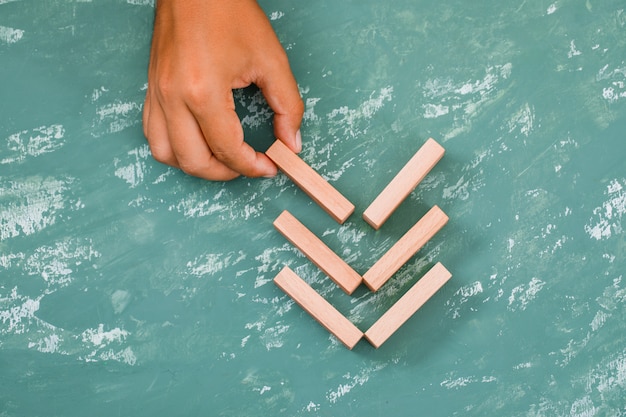 Photo gratuite placer des blocs de bois à la main