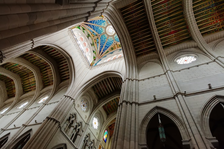 Photo gratuit plafonnier à l&#39;intérieur de la cathédrale d&#39;almudena