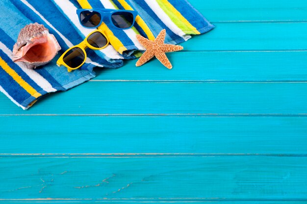 Plage de fond avec des lunettes de soleil et les étoiles de mer