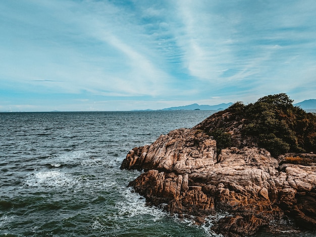 Photo gratuite plage rocheuse et mer ondulée