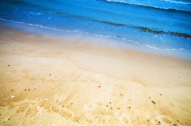 Plage de sable avec la mer de fond