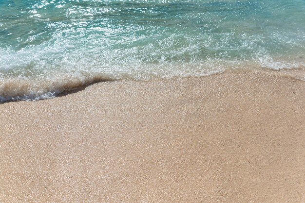 Photo gratuite plage de sable et vague océanique