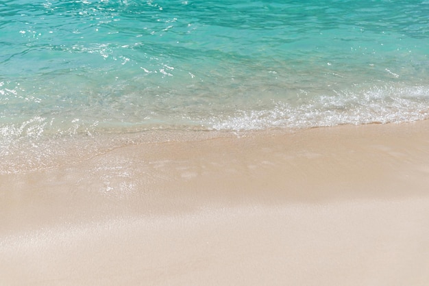 Photo gratuite plage de sable et vagues de l'océan