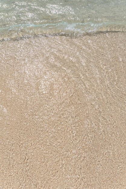 Photo gratuite plage de sable et vagues de l'océan