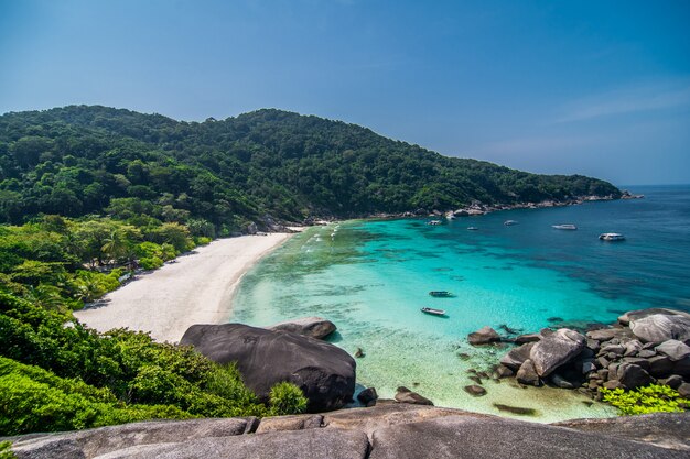 Plage tropicale au point de vue des îles Similan, mer d'Andaman, Thaïlande