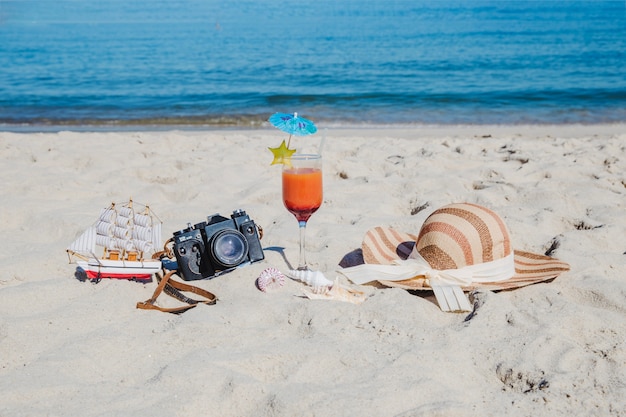 Photo gratuite plage tropicale avec objets arrangés