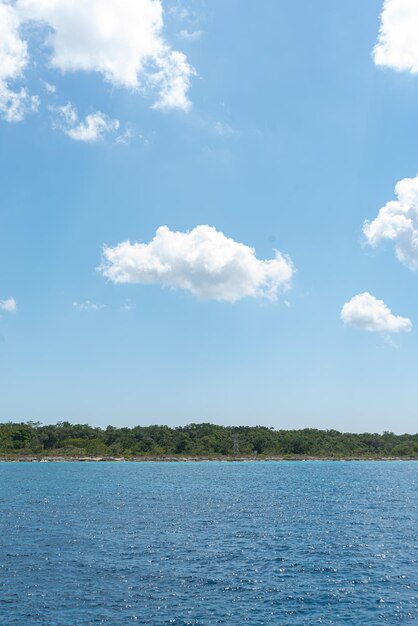 Plage tropicale par une journée ensoleillée